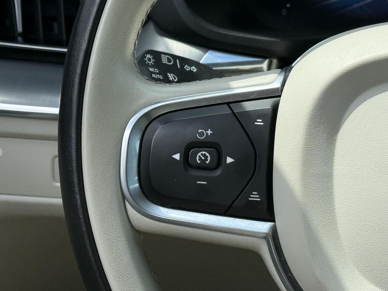 2022 Volvo XC60 B5 l AWD l Momentum l Google System l 2 Wheel Sets Photo