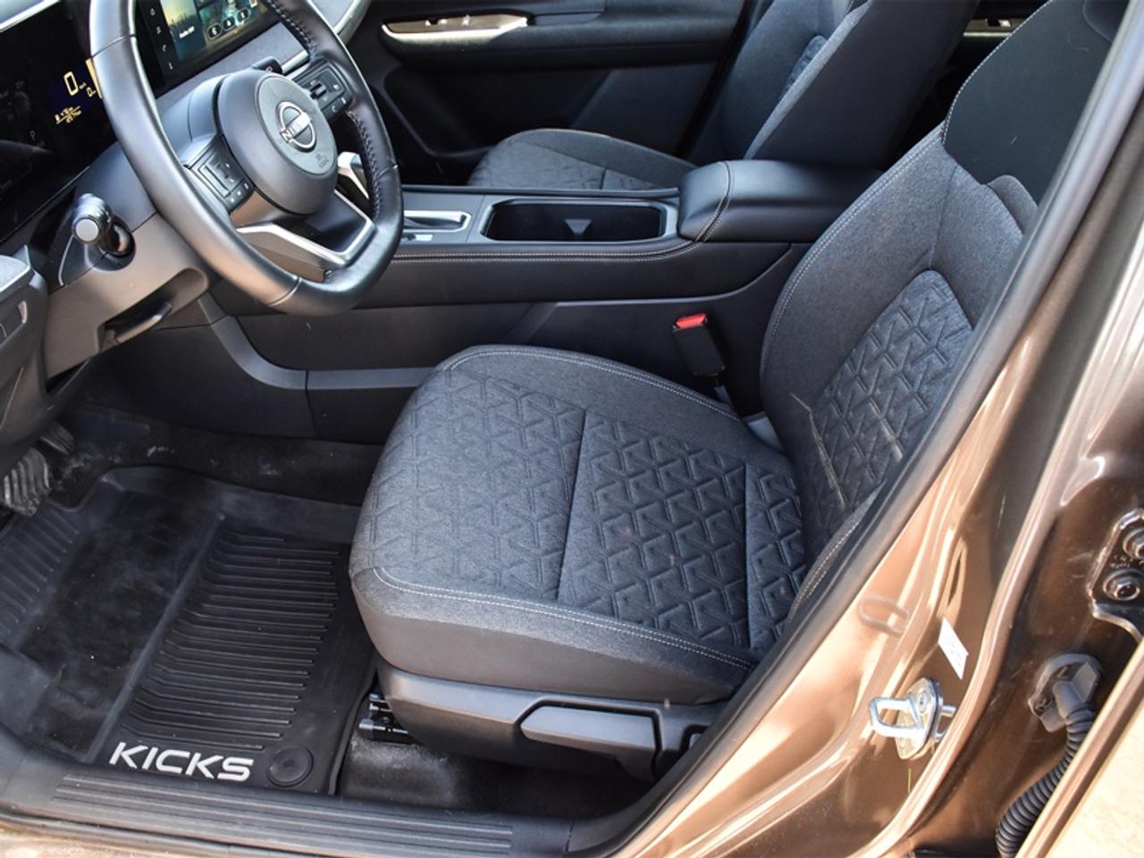 2025 Nissan Kicks SV Premium   AWD   Pano Moonroof   Heated Steering Photo