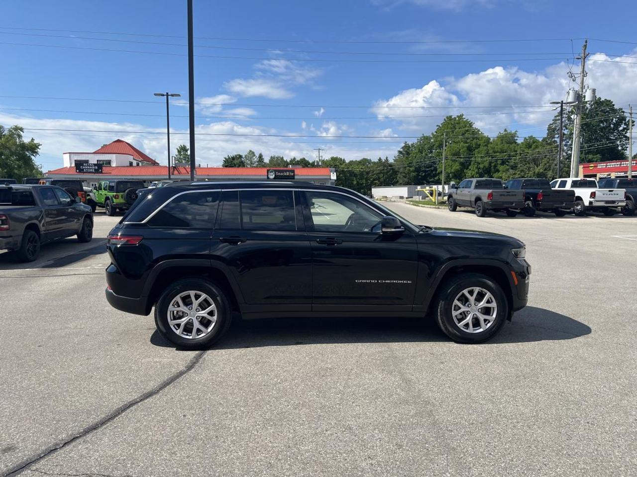 2022 Jeep Grand Cherokee LIMITED 4X4 Photo
