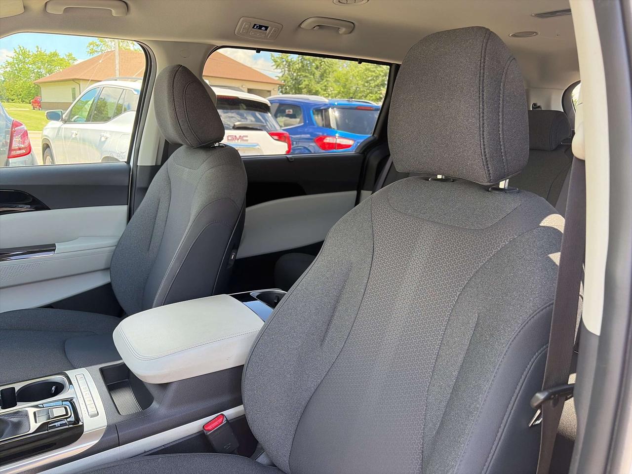 2024 Kia Carnival LX, CLEAN CARFAX, POWER SLIDING DOORS, 8 PASSENGER Photo