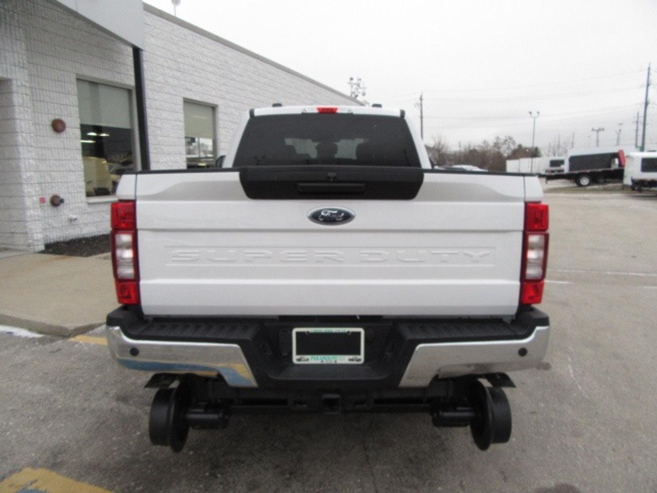 2024 Ford F-350 GAS CREW CAB 4X4 XLT 6.8FT BOX NEW HI-RAIL PACKAGE Photo3