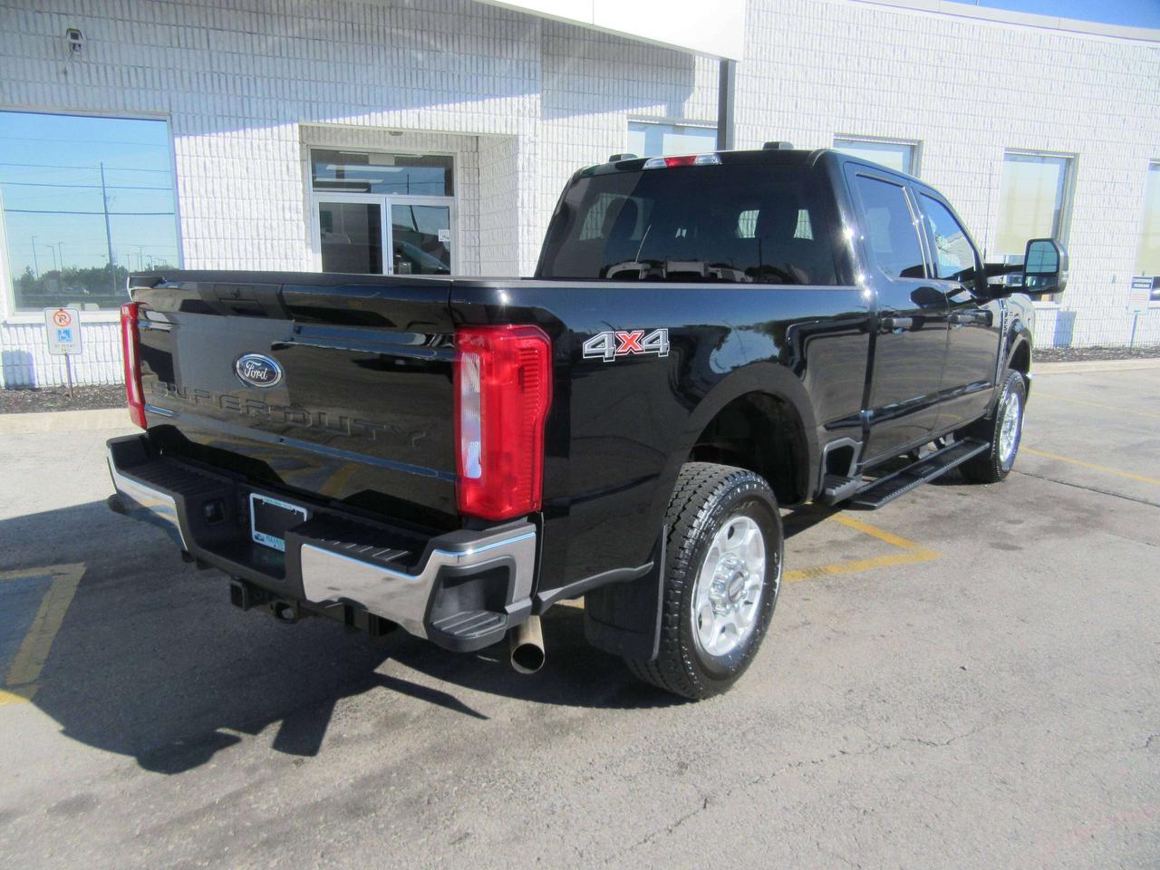 2025 Ford F-250 HD Series CREW CAB 4X4 XLT 6.8FT BOX Photo2