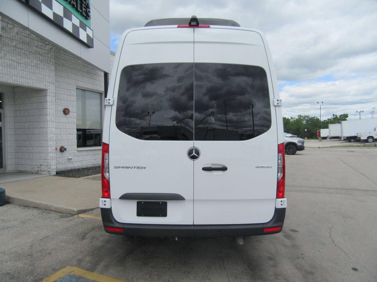 2024 Mercedes-Benz 2500 12 PASS EXT 170WB HIGH ROOF Photo