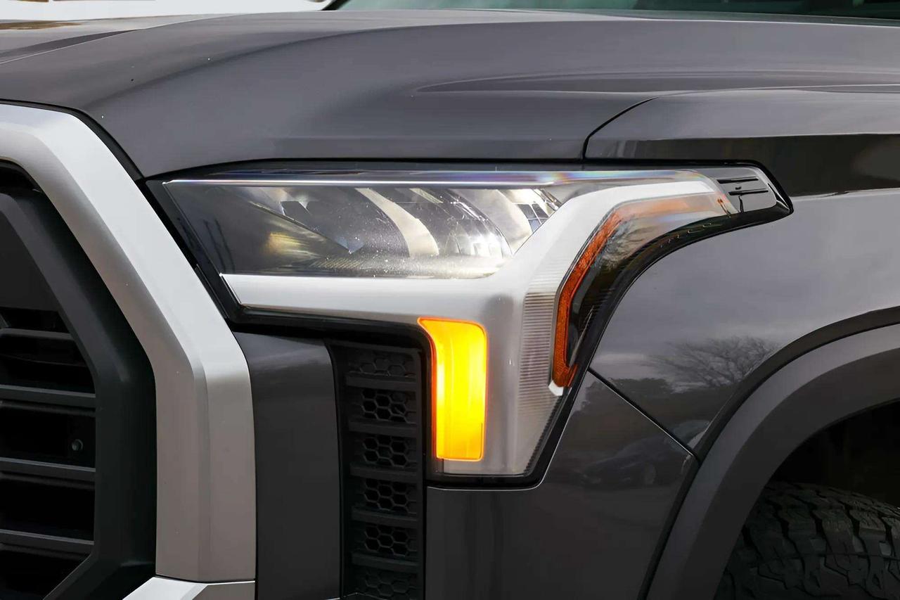 2024 Toyota Tundra : Moonroof, Apple Car Play, Nav, Htd and Cooled Se Photo