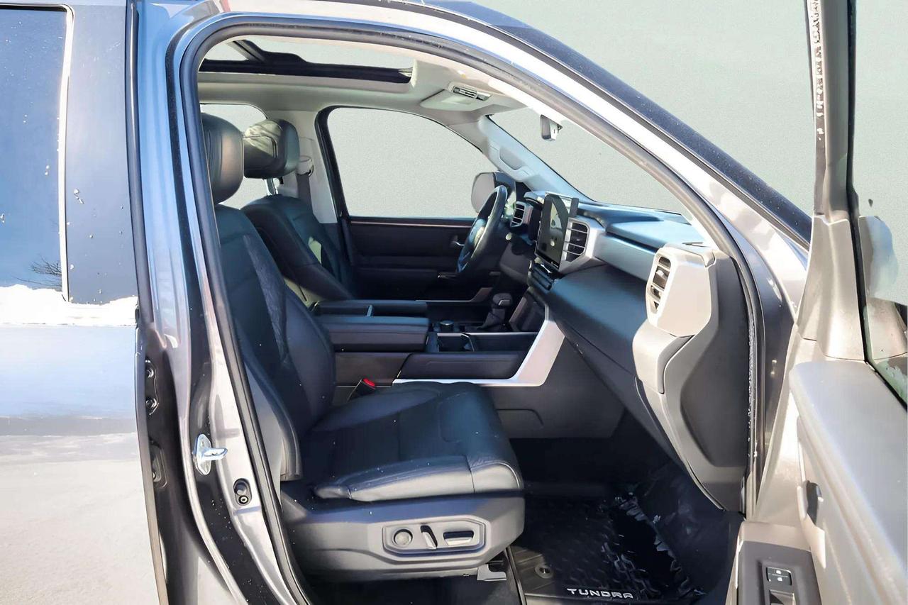2024 Toyota Tundra : Moonroof, Apple Car Play, Nav, Htd and Cooled Se Photo