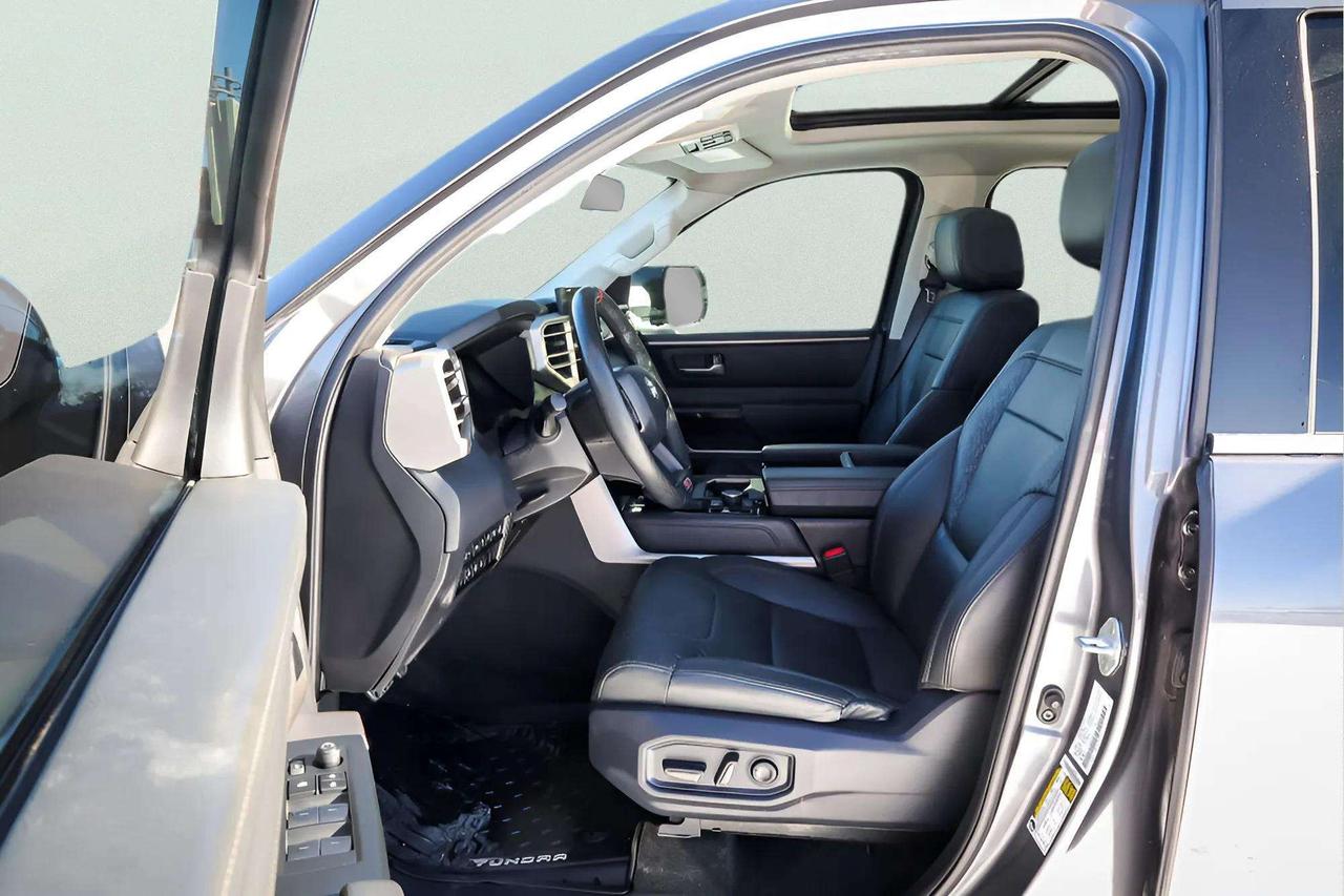 2024 Toyota Tundra : Moonroof, Apple Car Play, Nav, Htd and Cooled Se Photo