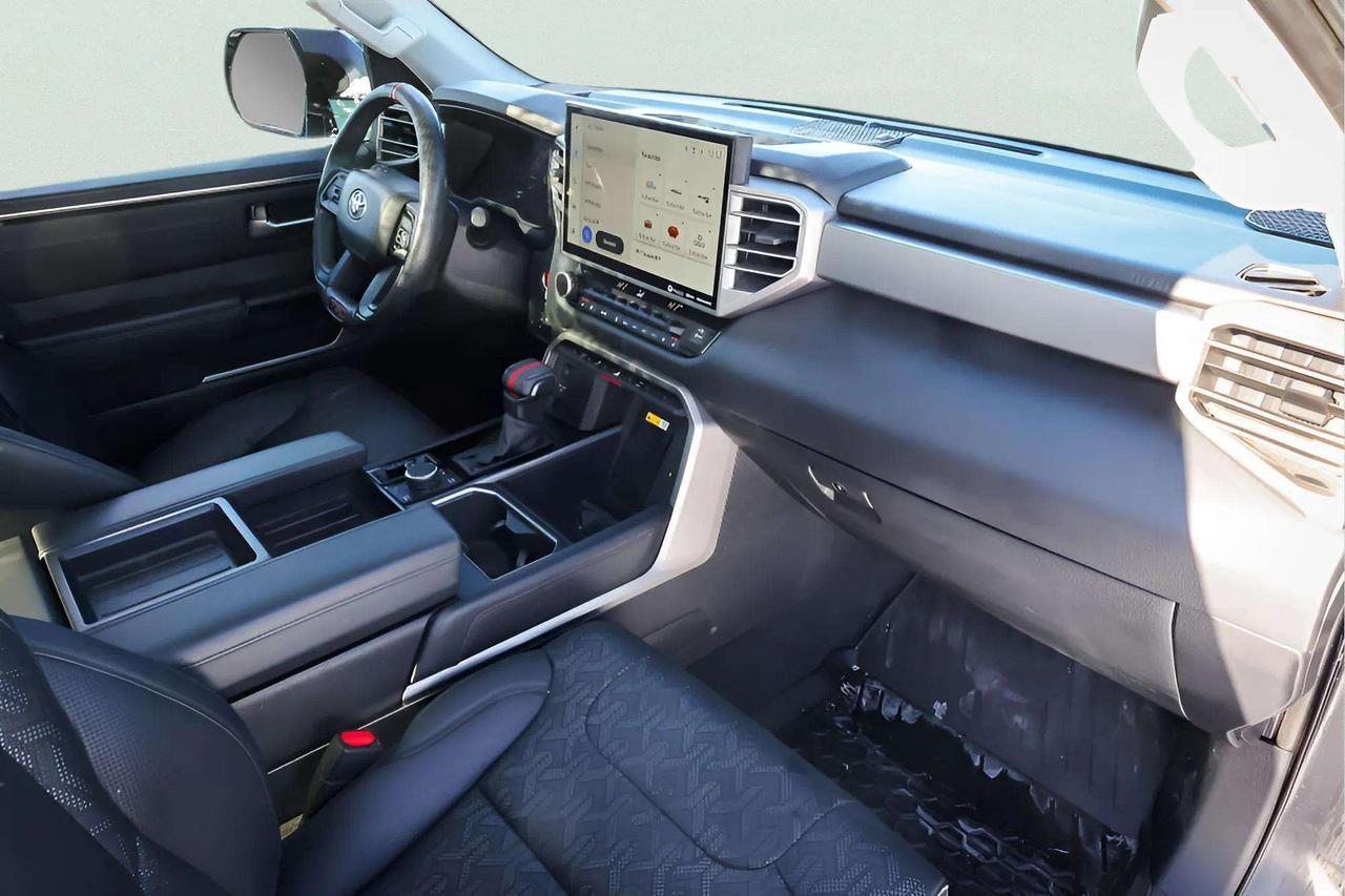 2024 Toyota Tundra : Moonroof, Apple Car Play, Nav, Htd and Cooled Se Photo