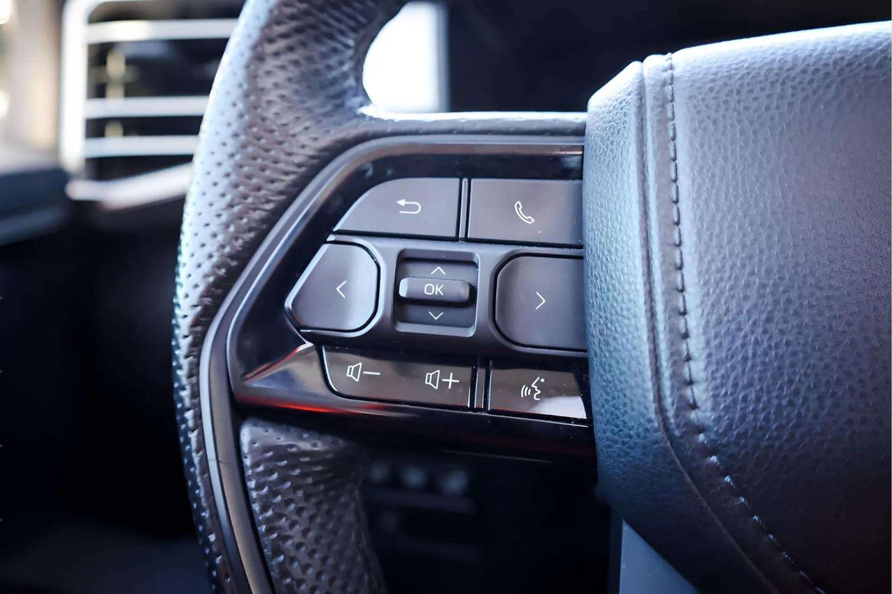 2024 Toyota Tundra : Moonroof, Apple Car Play, Nav, Htd and Cooled Se Photo