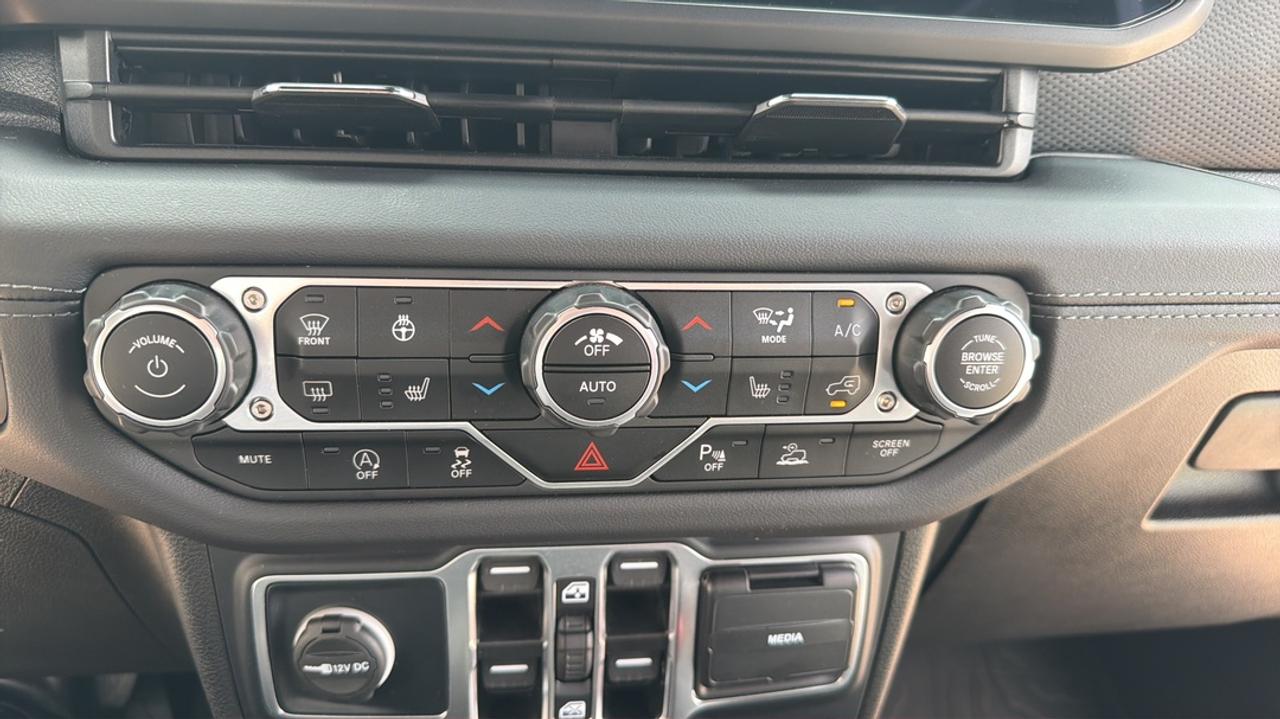 2024 Jeep Wrangler : Nav, Apple Car Play, Blind Spot, Htd Seats Photo