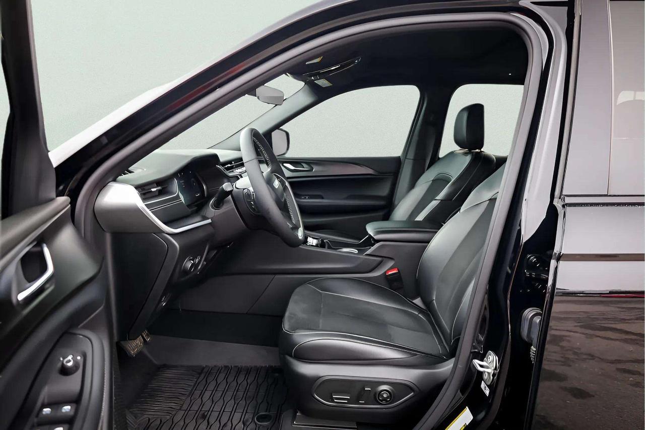 2025 Jeep Grand Cherokee Altitude Photo