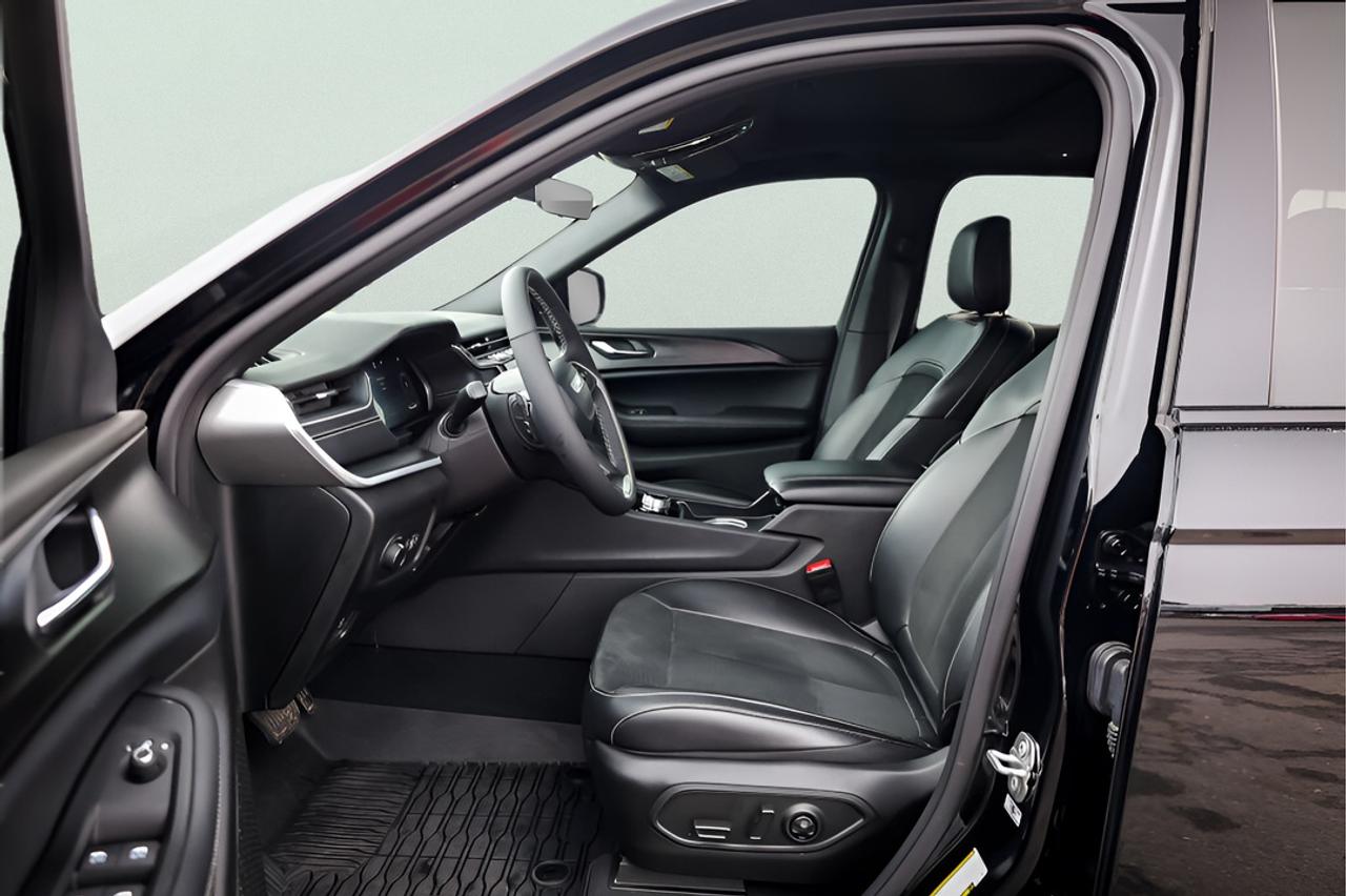 2025 Jeep Grand Cherokee Altitude - Trailer Tow - Sunroof - Blind Spot Photo