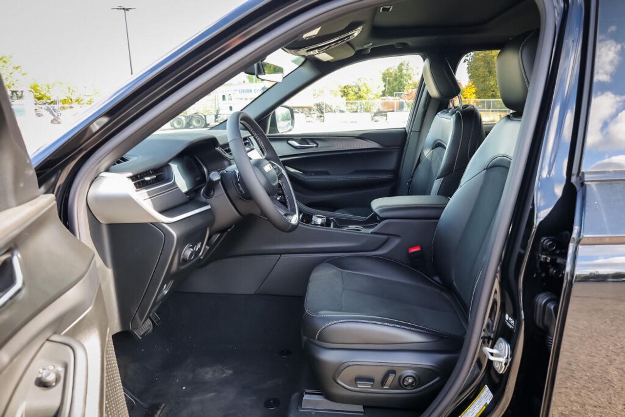 2025 Jeep Grand Cherokee Altitude Photo