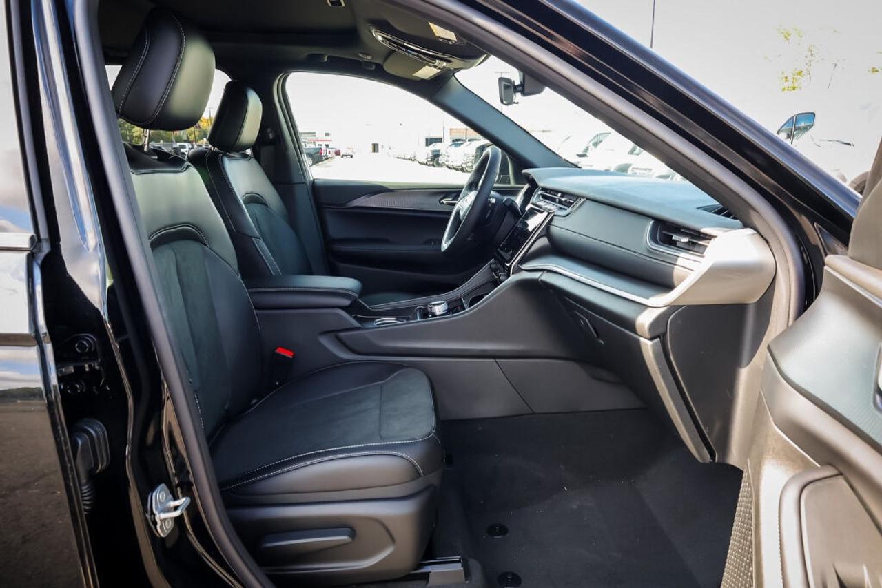 2025 Jeep Grand Cherokee Altitude Photo