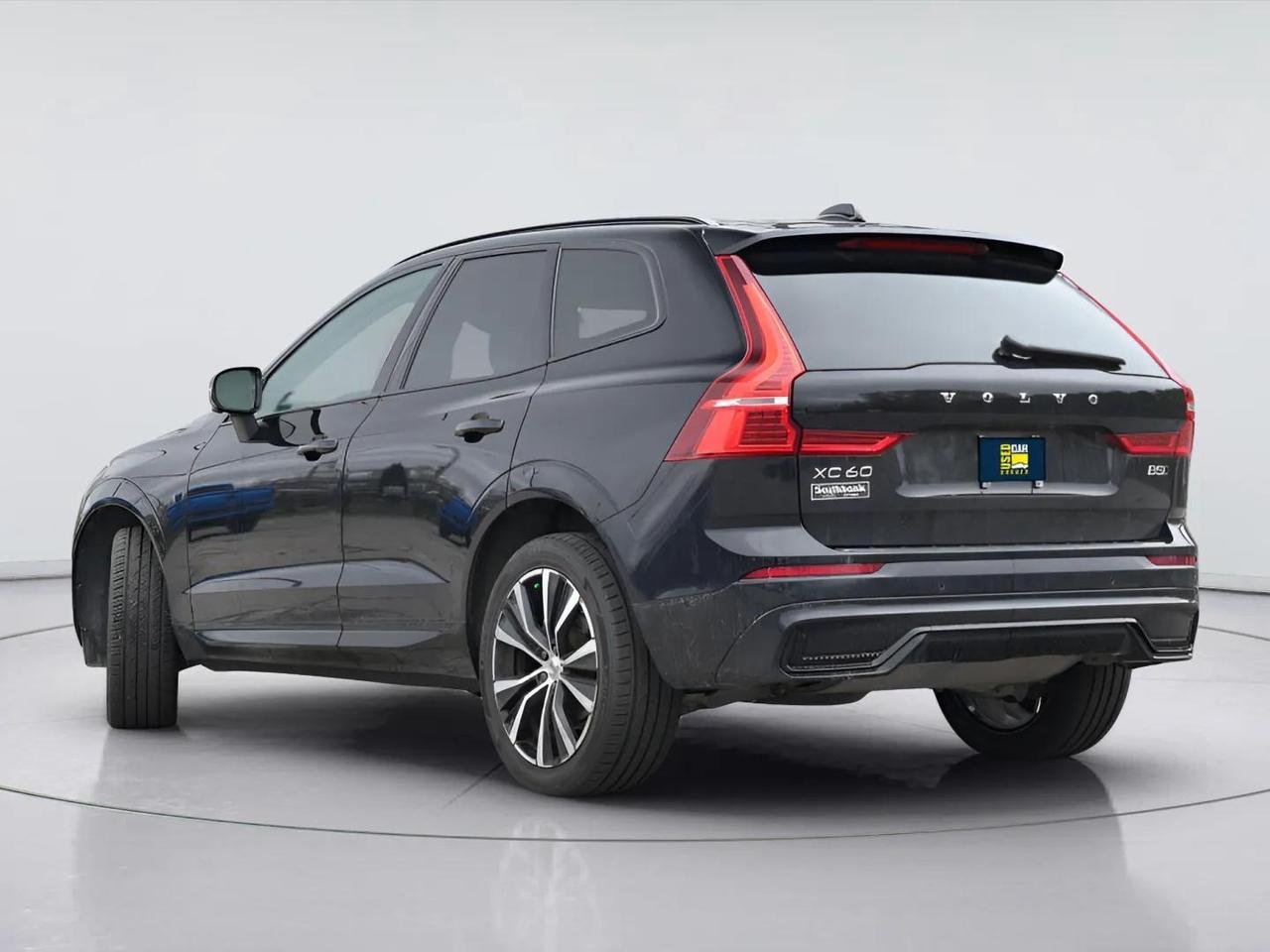 2024 Volvo XC60 Plus Dark Theme Photo3
