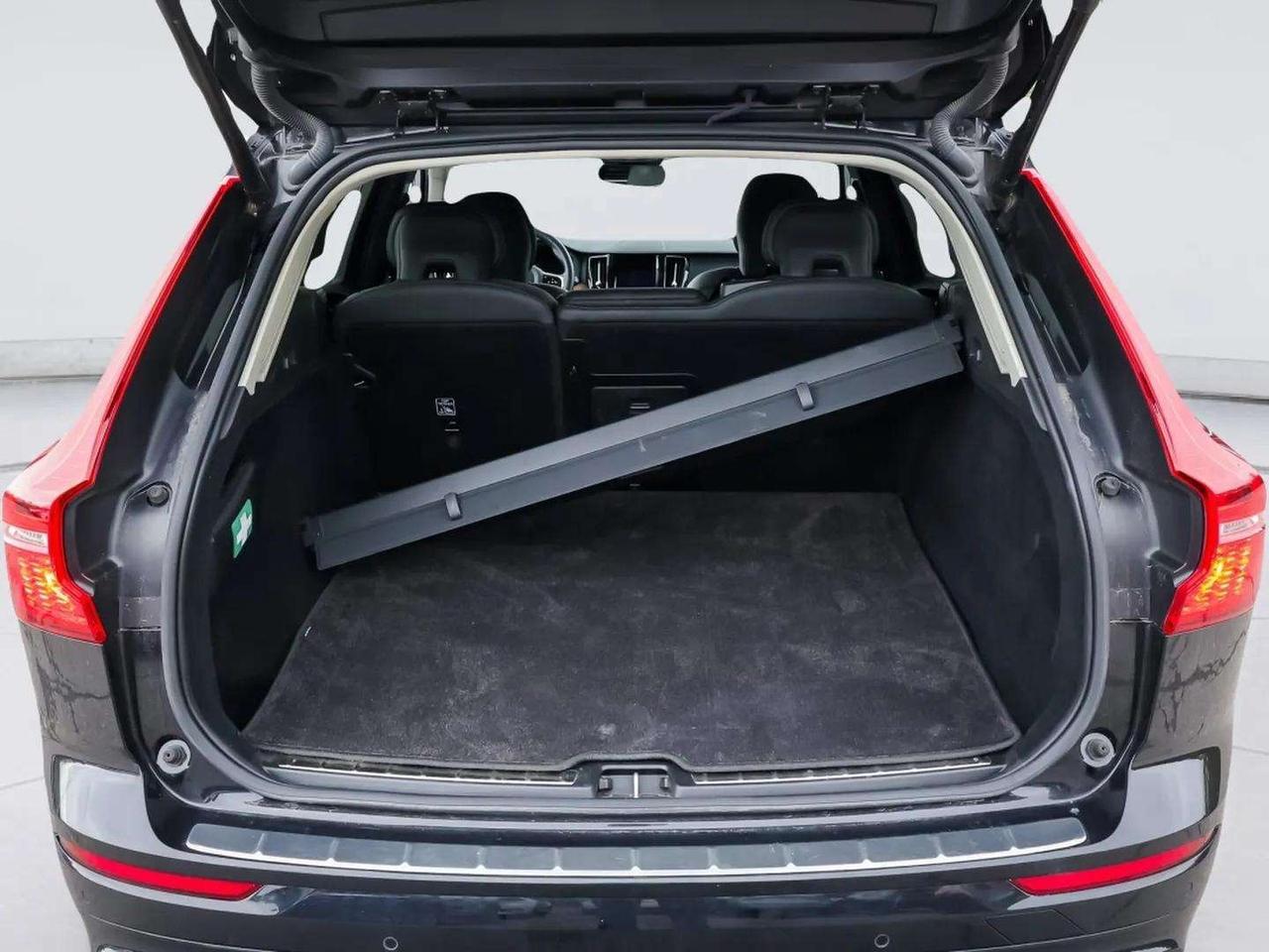 2024 Volvo XC60 Plus Dark Theme Photo