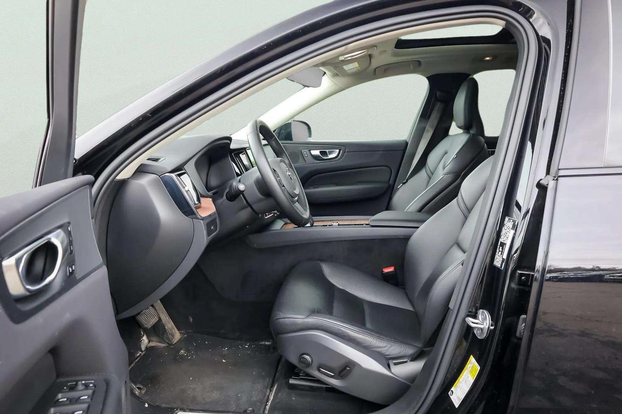 2024 Volvo XC60 Plus Dark Theme Photo