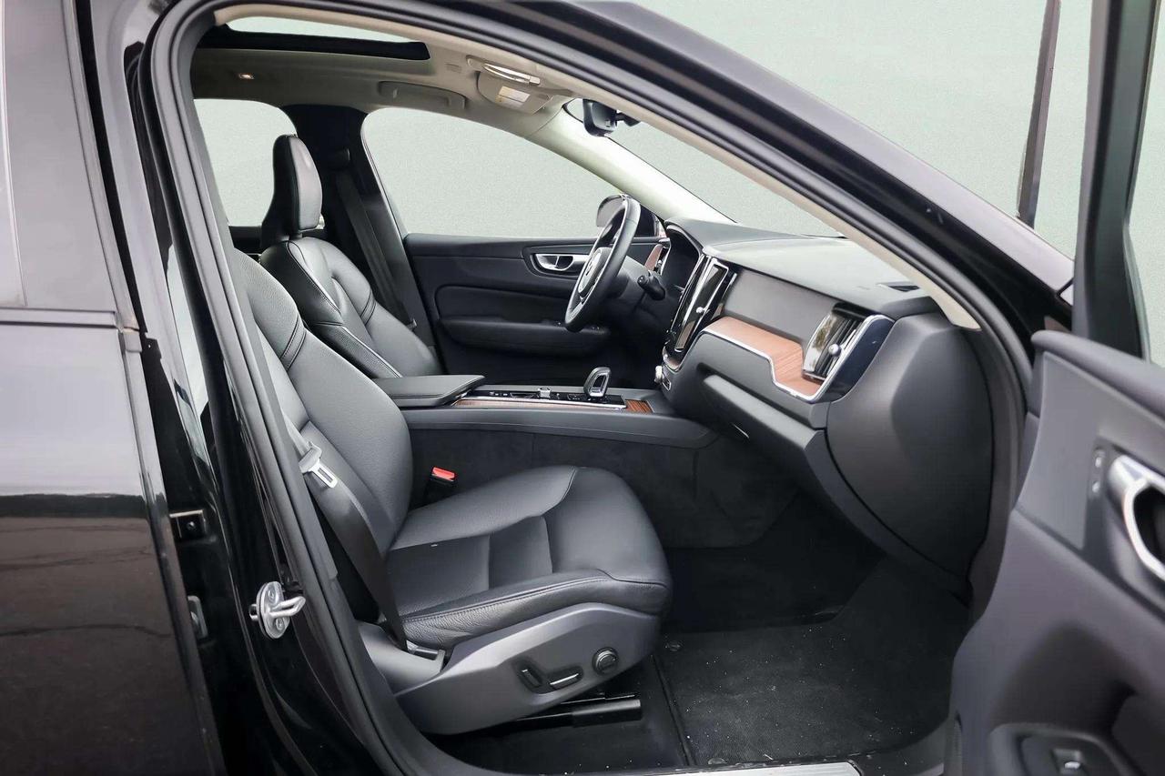 2024 Volvo XC60 Plus Dark Theme Photo