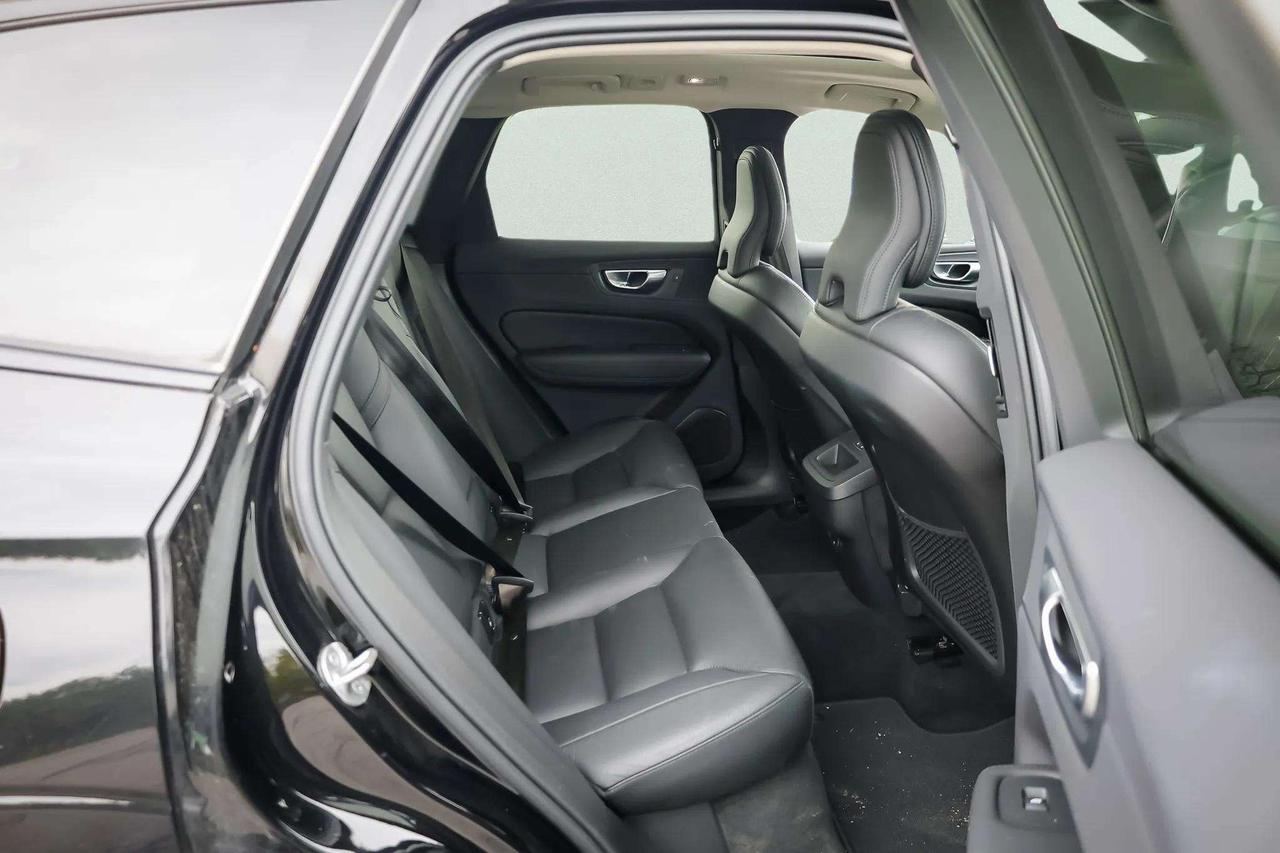2024 Volvo XC60 Plus Dark Theme Photo