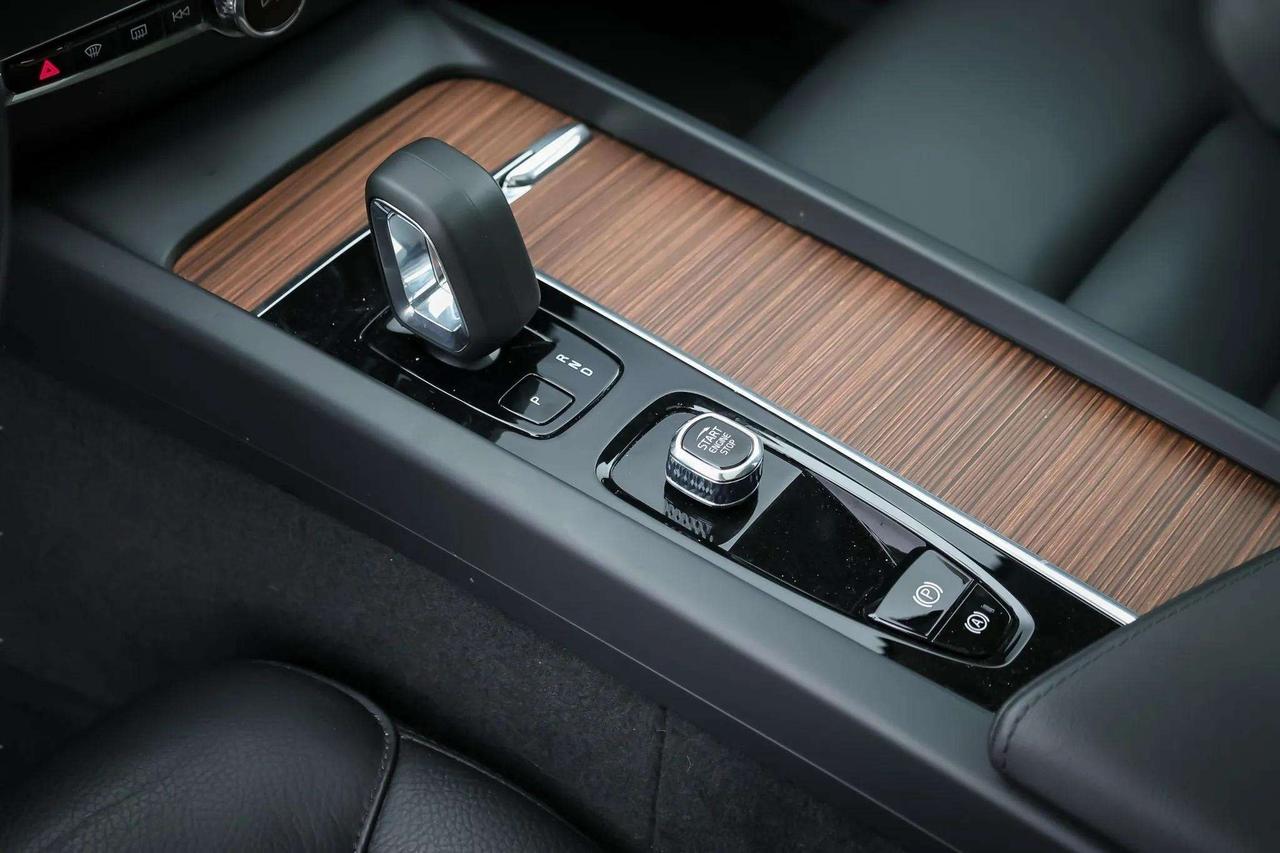 2024 Volvo XC60 Plus Dark Theme Photo