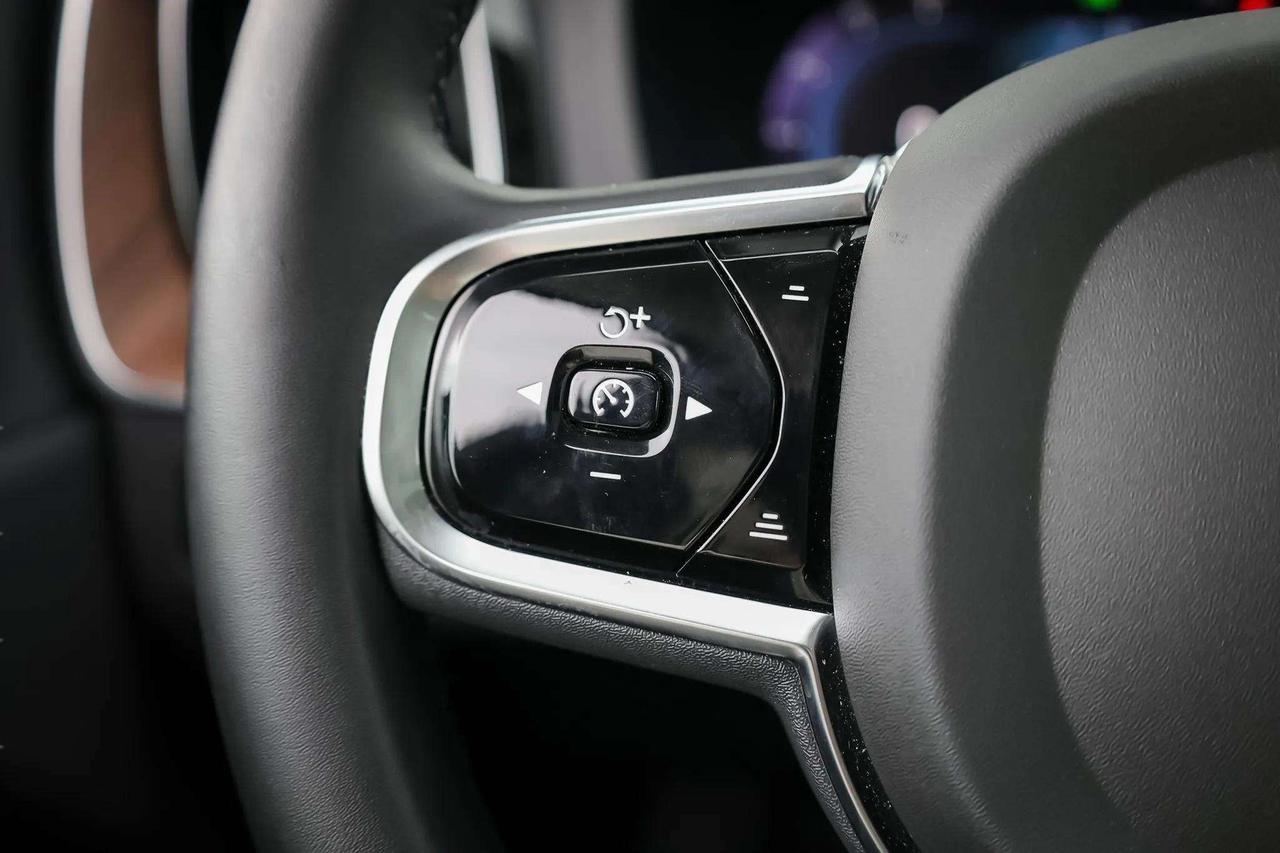2024 Volvo XC60 Plus Dark Theme Photo
