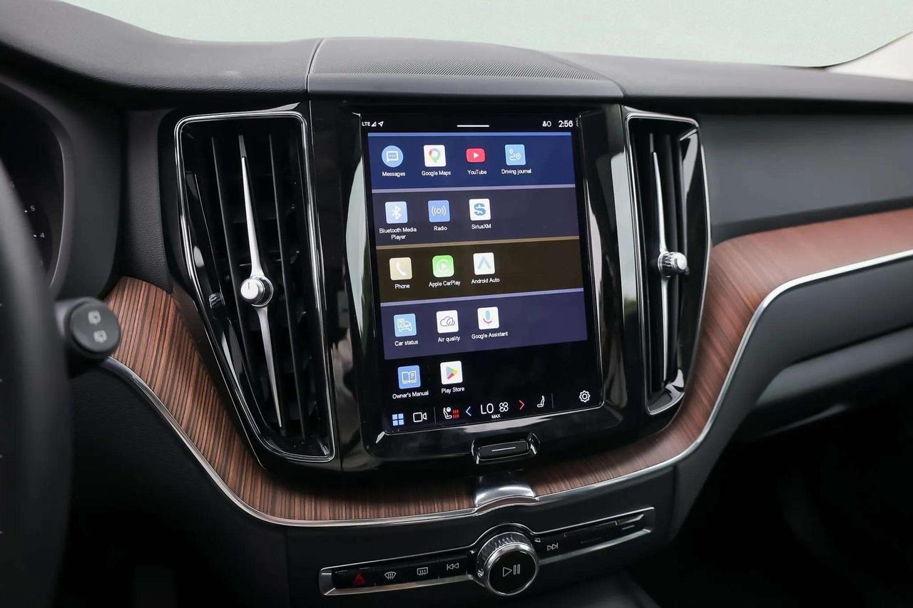 2024 Volvo XC60 Plus Dark Theme Photo
