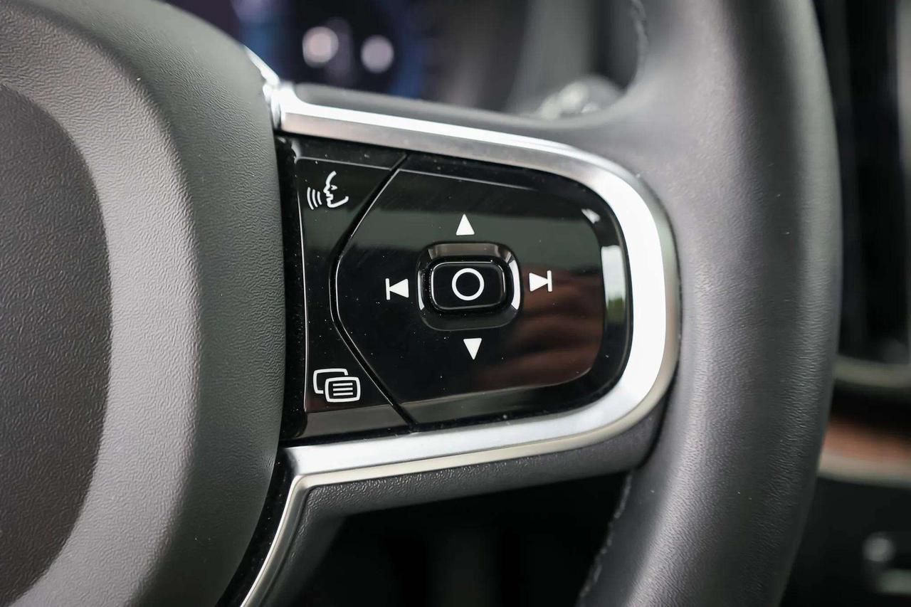 2024 Volvo XC60 Plus Dark Theme Photo