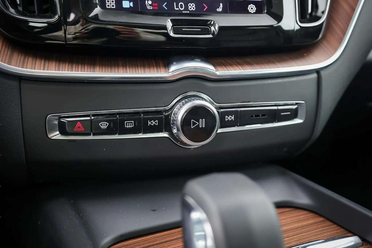 2024 Volvo XC60 Plus Dark Theme Photo