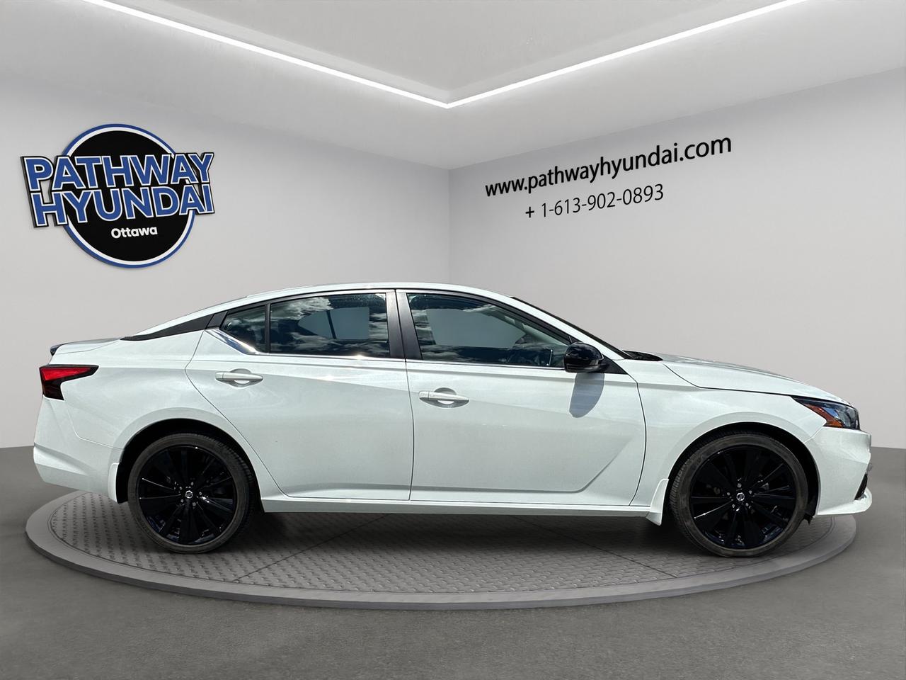 2022 Nissan Altima 2.5 SR Midnight Edition Photo2