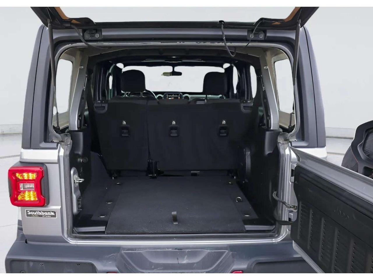 2018 Jeep WRANGLER UNLIMITED UNLIMITED SAHARA 2.0L Photo