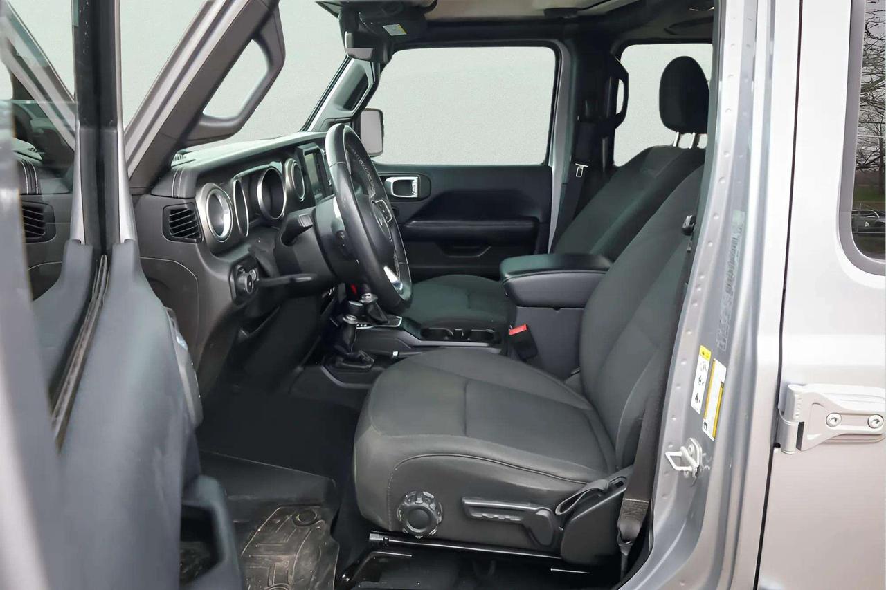 2018 Jeep WRANGLER UNLIMITED UNLIMITED SAHARA 2.0L Photo