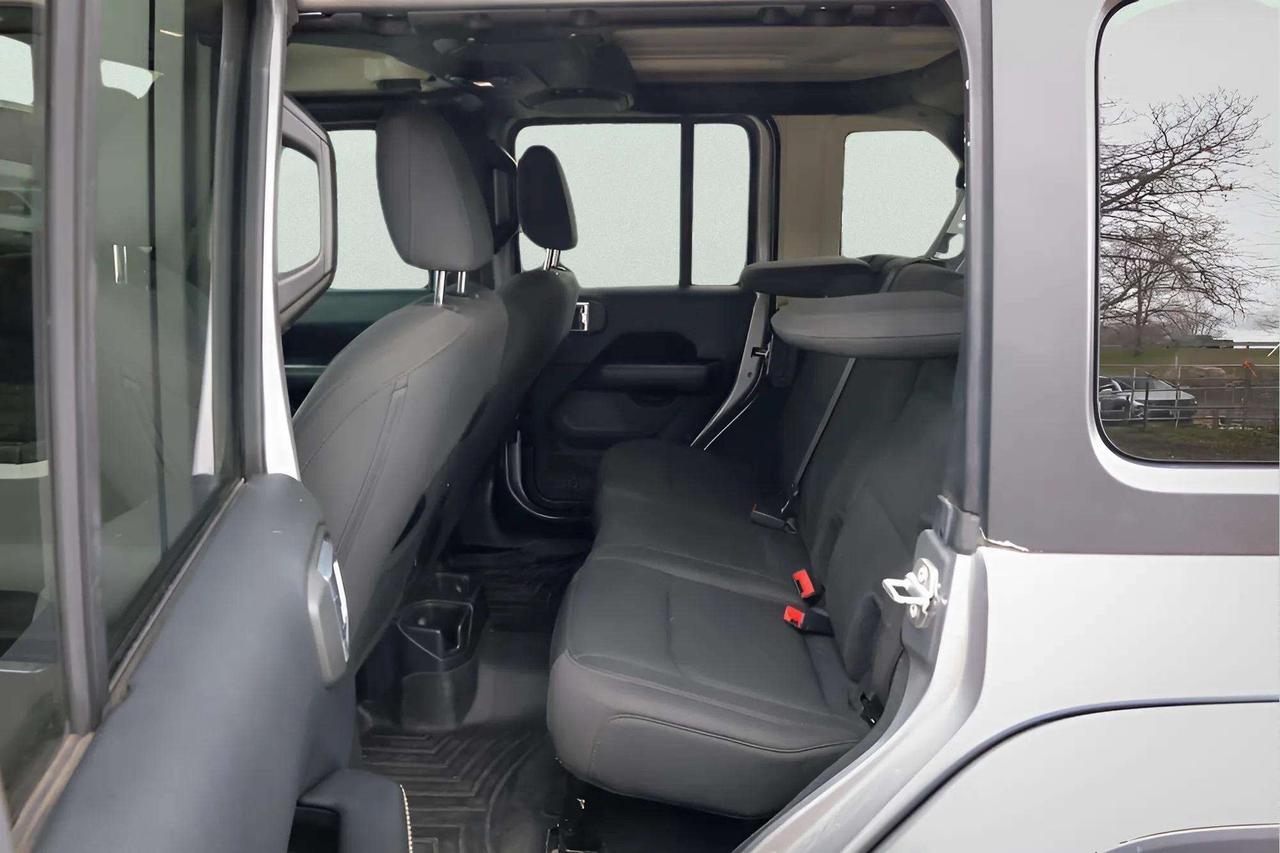 2018 Jeep WRANGLER UNLIMITED UNLIMITED SAHARA 2.0L Photo