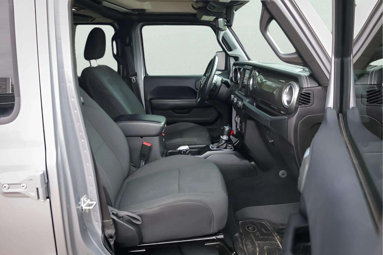 2018 Jeep WRANGLER UNLIMITED UNLIMITED SAHARA 2.0L Photo
