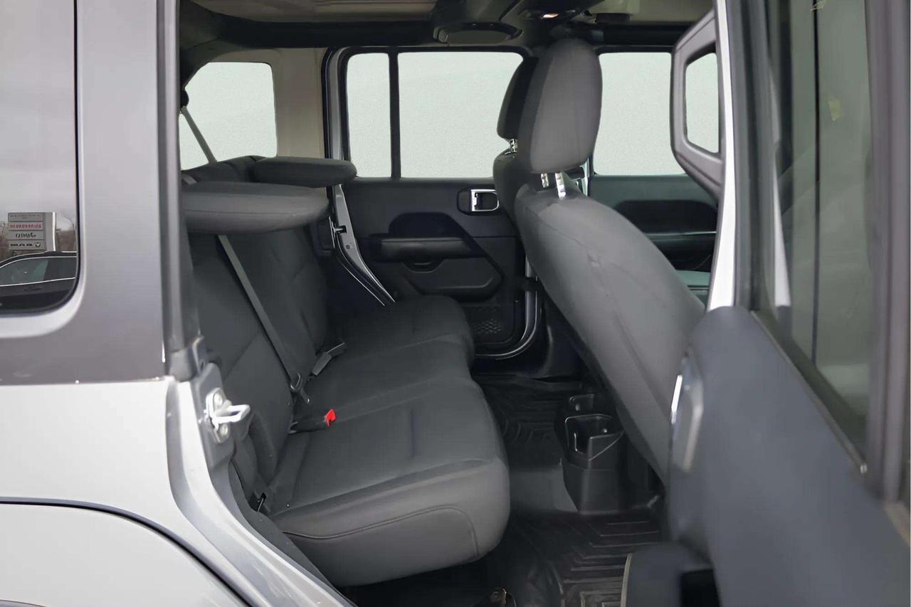 2018 Jeep WRANGLER UNLIMITED UNLIMITED SAHARA 2.0L Photo