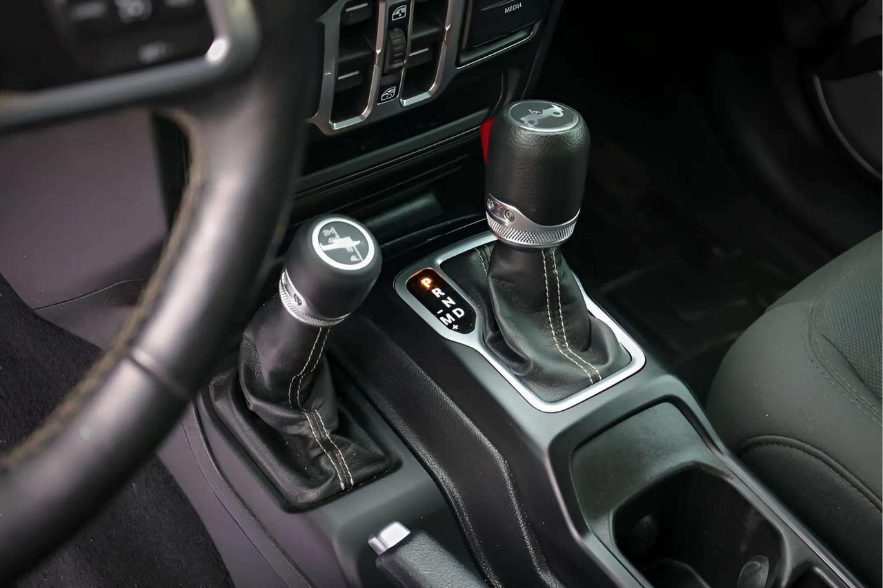 2018 Jeep WRANGLER UNLIMITED UNLIMITED SAHARA 2.0L Photo