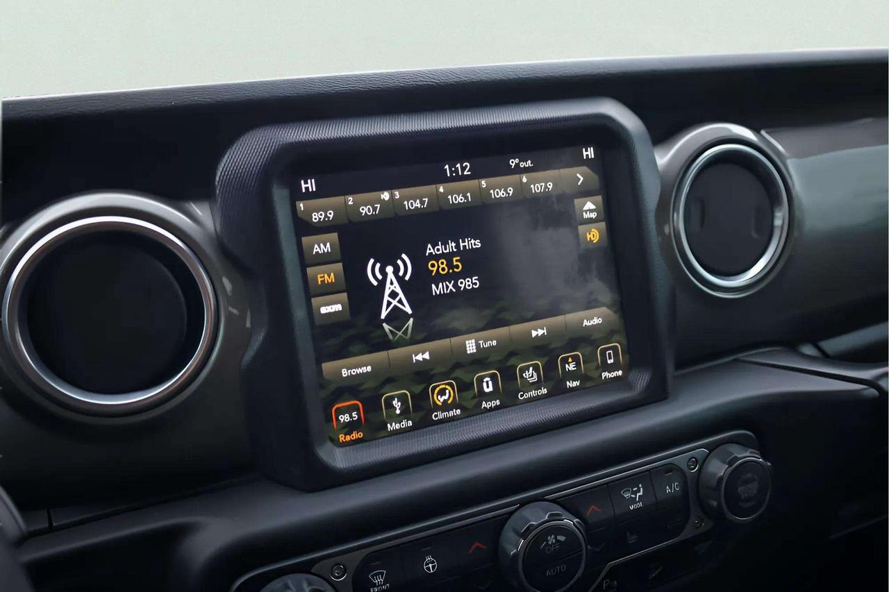 2018 Jeep WRANGLER UNLIMITED UNLIMITED SAHARA 2.0L Photo