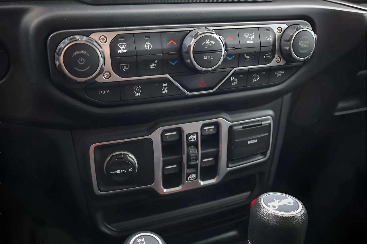 2018 Jeep WRANGLER UNLIMITED UNLIMITED SAHARA 2.0L Photo