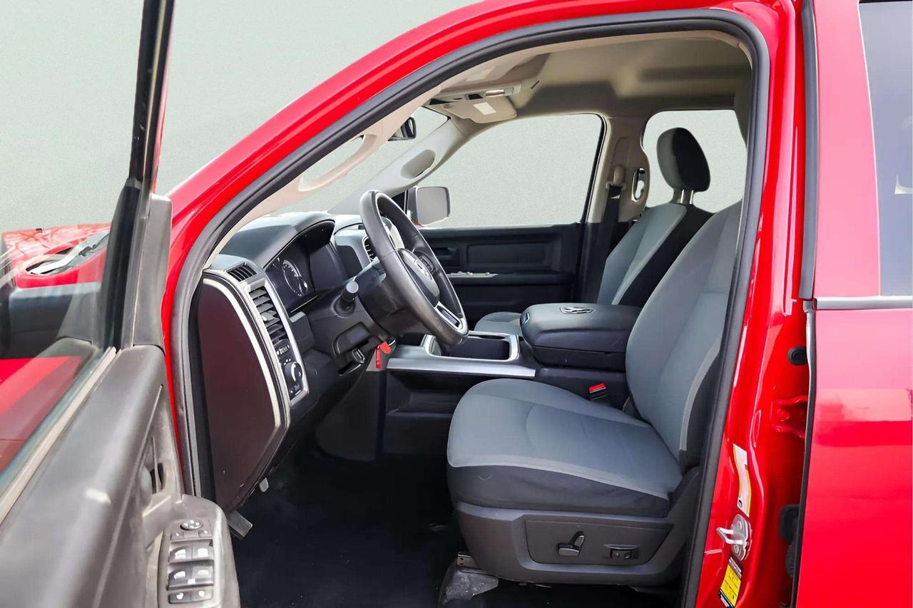 2022 RAM 1500 Classic : Night Edition, R.Cam, 8.4 Media Screen Photo