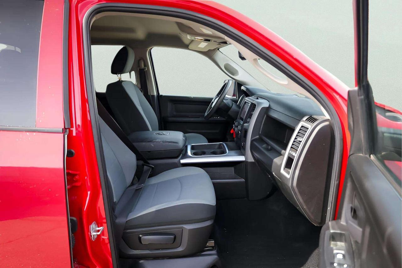 2022 RAM 1500 Classic : Night Edition, R.Cam, 8.4 Media Screen Photo