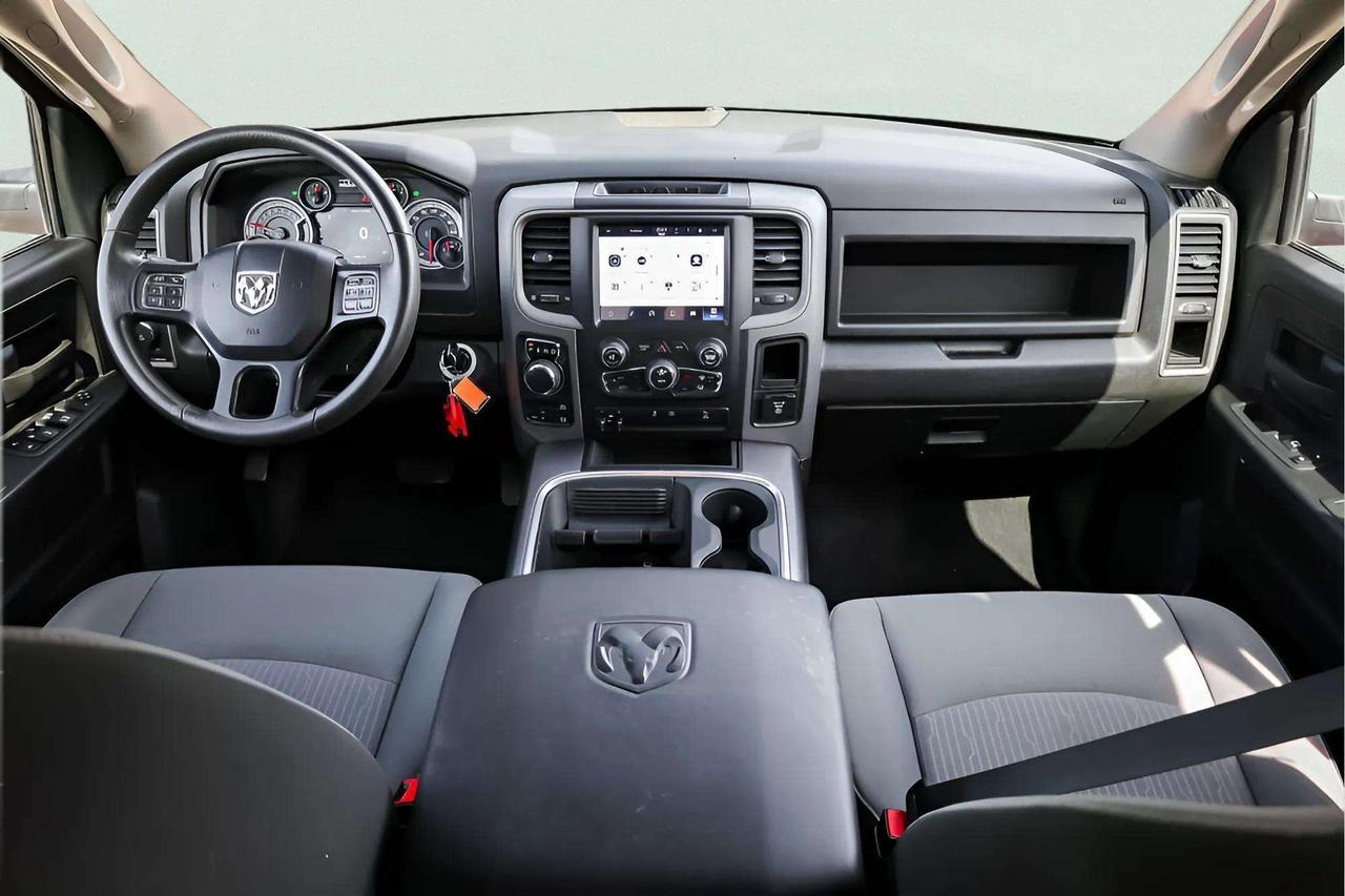 2022 RAM 1500 Classic : Night Edition, R.Cam, 8.4 Media Screen Photo