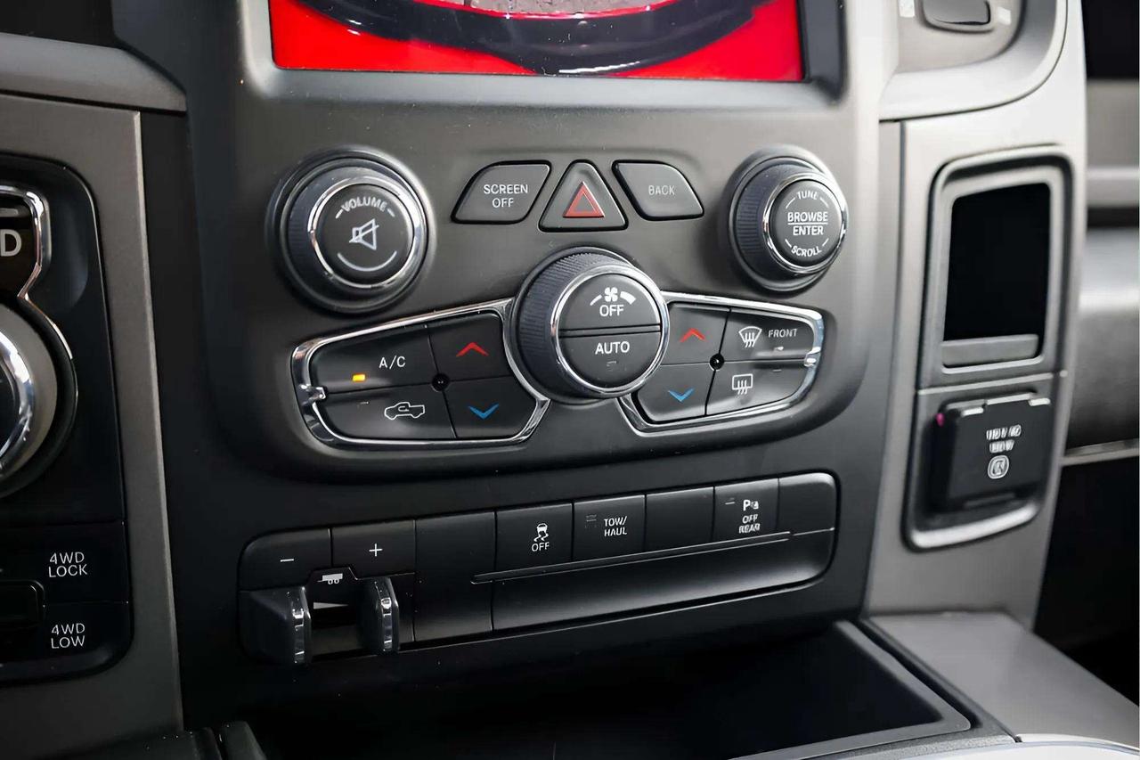 2022 RAM 1500 Classic : Night Edition, R.Cam, 8.4 Media Screen Photo