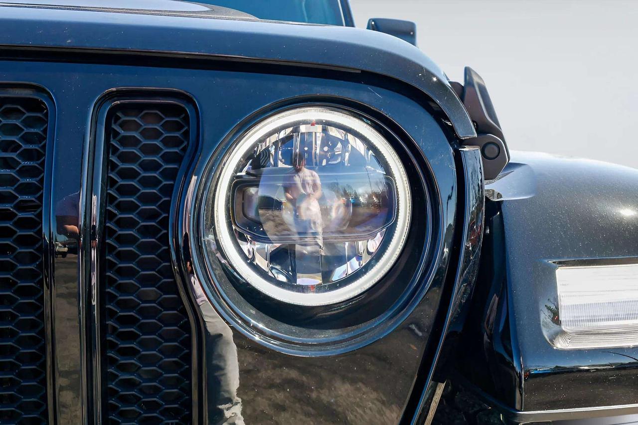 2023 Jeep Wrangler : Sky Top, Apple Car Play, Nav, Htd Seats, Htd Ste Photo