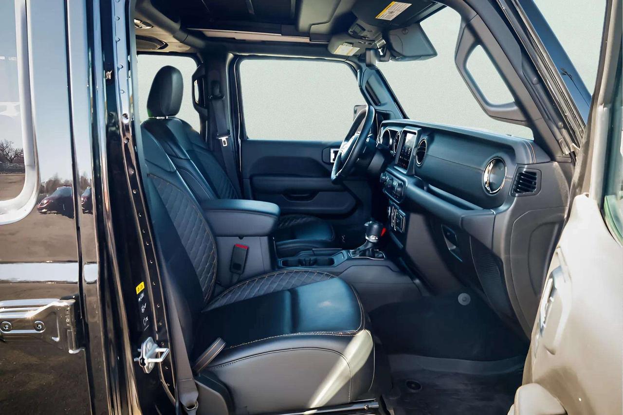2023 Jeep Wrangler : Sky Top, Apple Car Play, Nav, Htd Seats, Htd Ste Photo