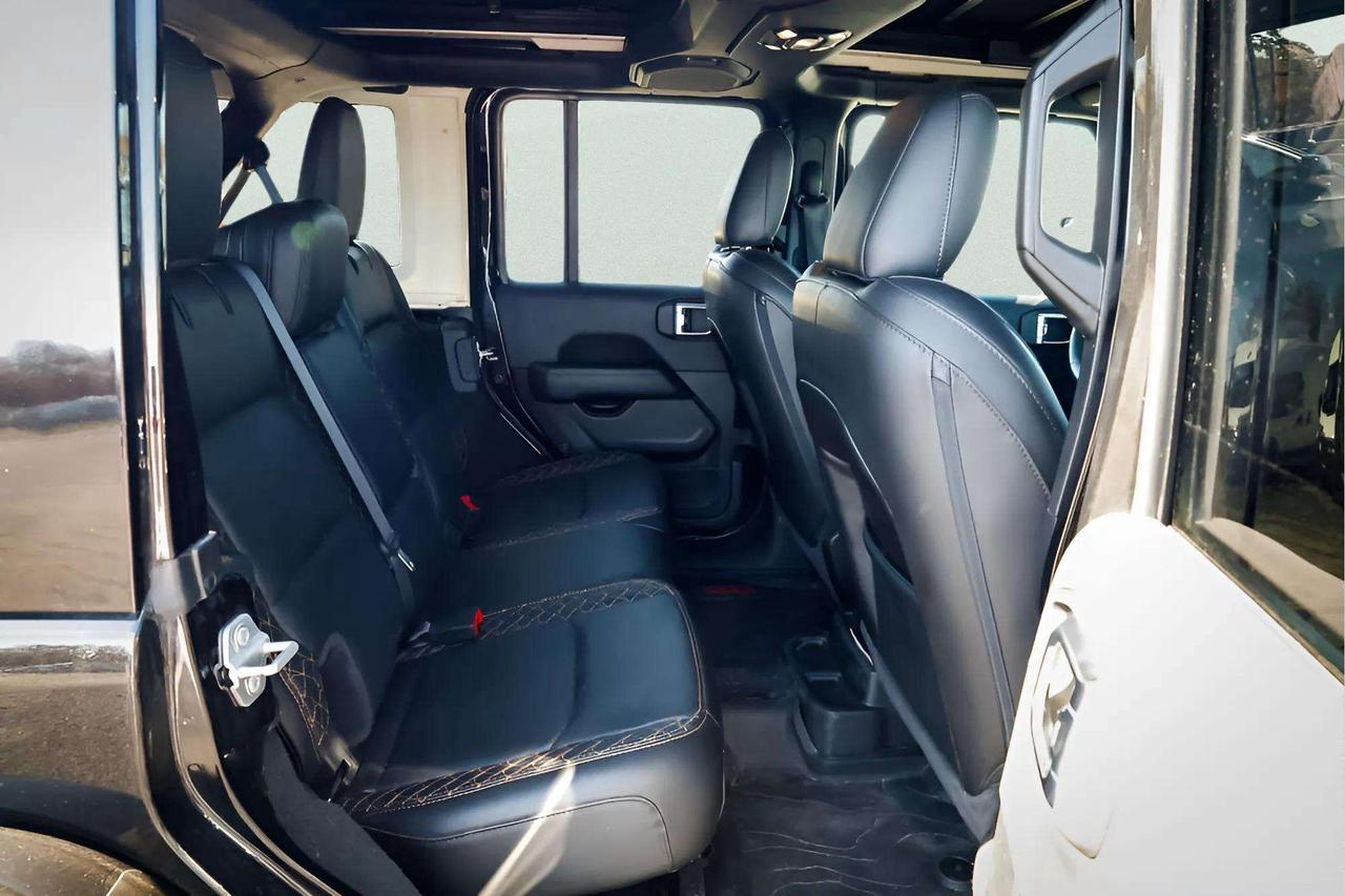 2023 Jeep Wrangler : Sky Top, Apple Car Play, Nav, Htd Seats, Htd Ste Photo