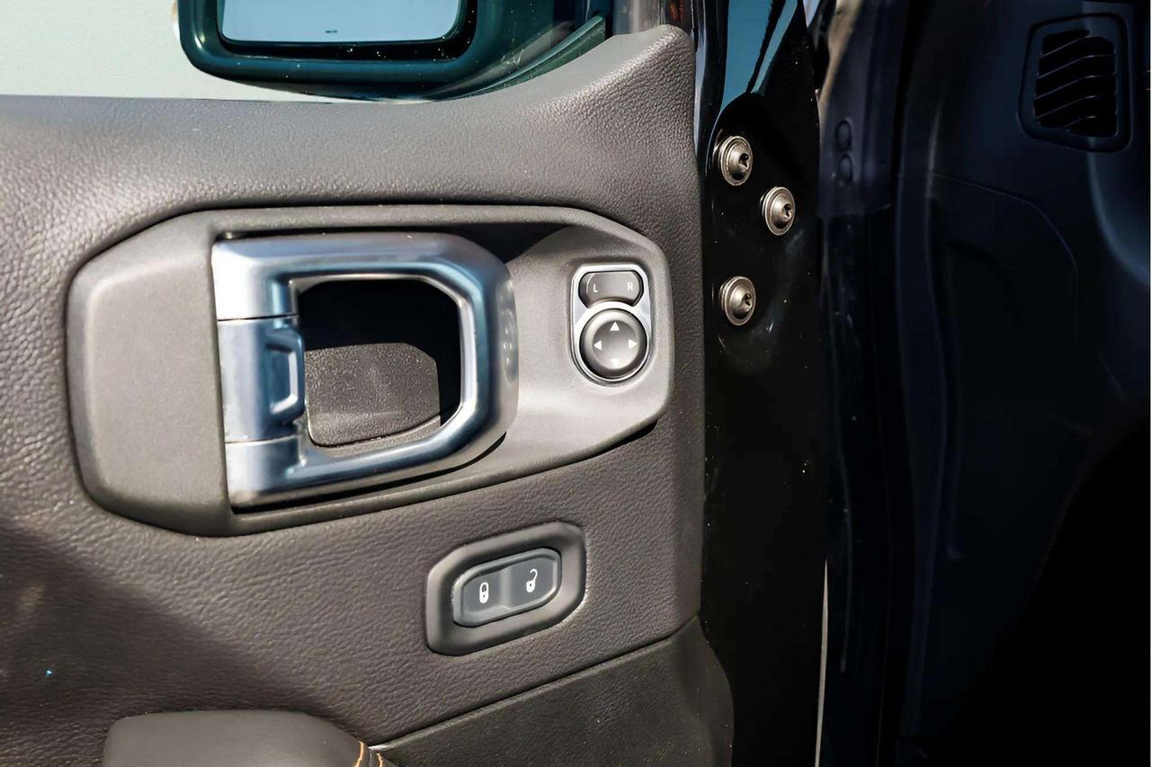 2023 Jeep Wrangler : Sky Top, Apple Car Play, Nav, Htd Seats, Htd Ste Photo