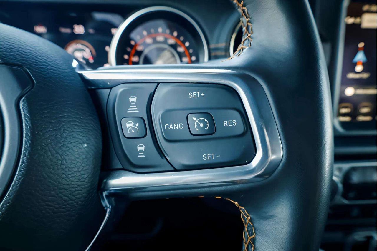 2023 Jeep Wrangler : Sky Top, Apple Car Play, Nav, Htd Seats, Htd Ste Photo