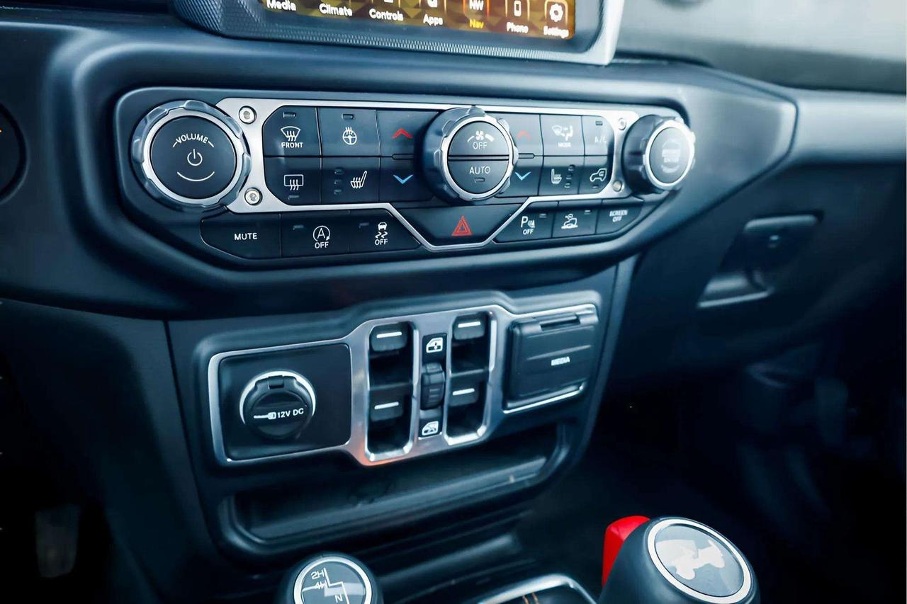 2023 Jeep Wrangler : Sky Top, Apple Car Play, Nav, Htd Seats, Htd Ste Photo