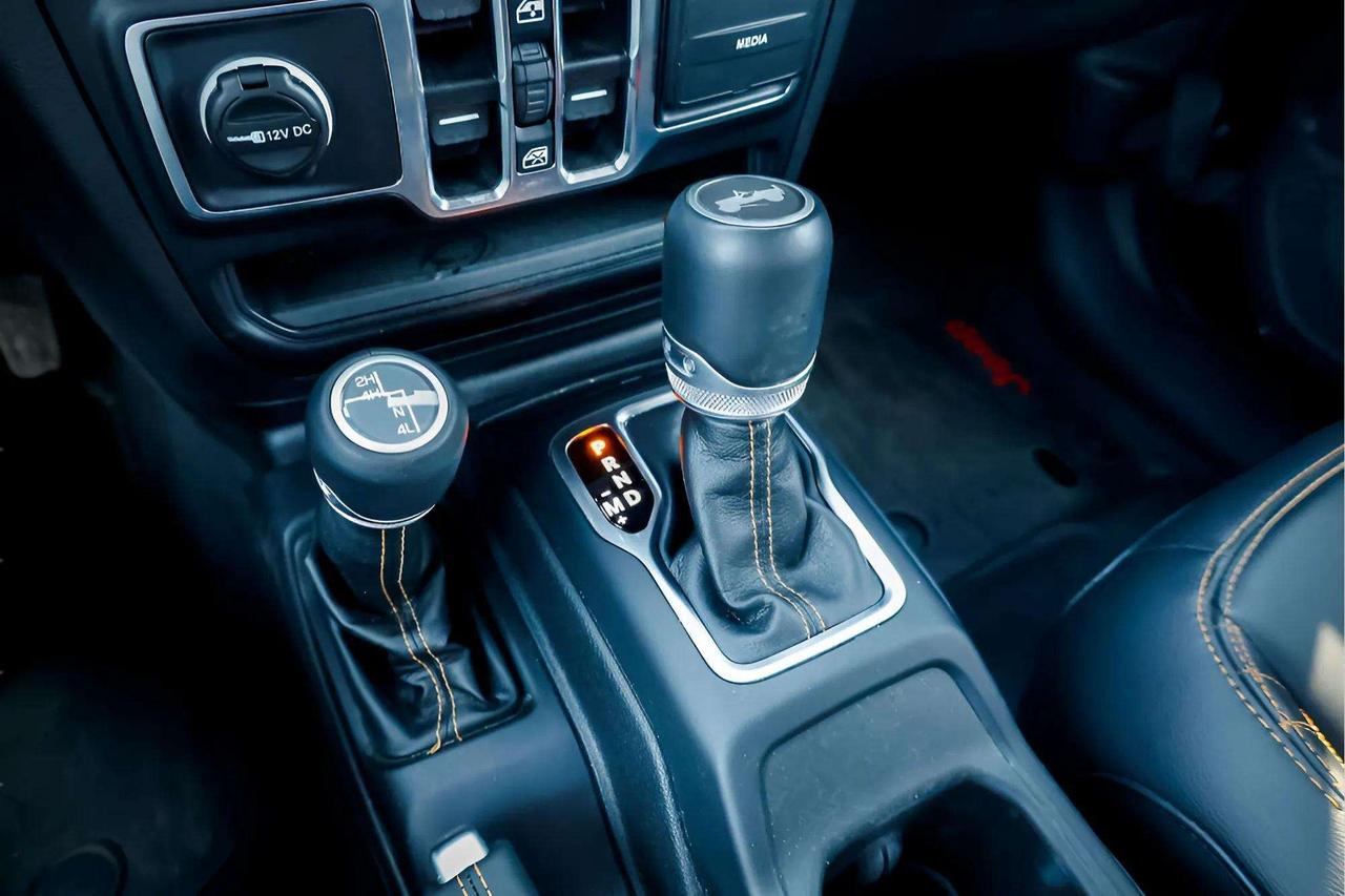 2023 Jeep Wrangler : Sky Top, Apple Car Play, Nav, Htd Seats, Htd Ste Photo