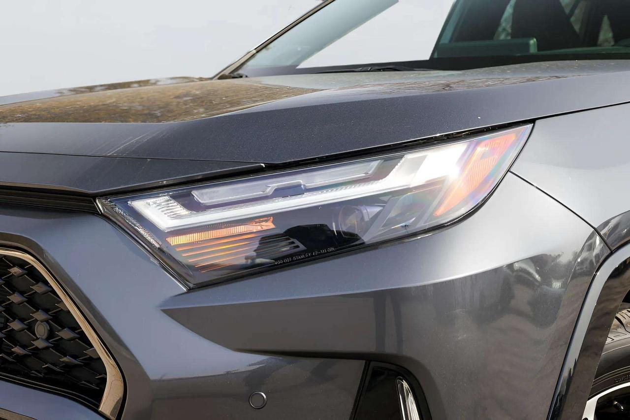 2025 Toyota RAV4 Plug-In Hybrid :Tech Pkg, Sunroof, Htd/Cool Seats Photo4