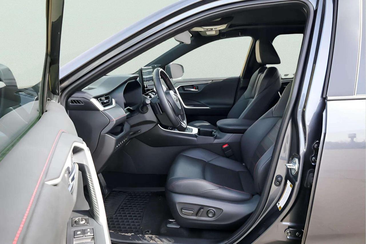 2025 Toyota RAV4 Plug-In Hybrid :Tech Pkg, Sunroof, Htd/Cool Seats Photo