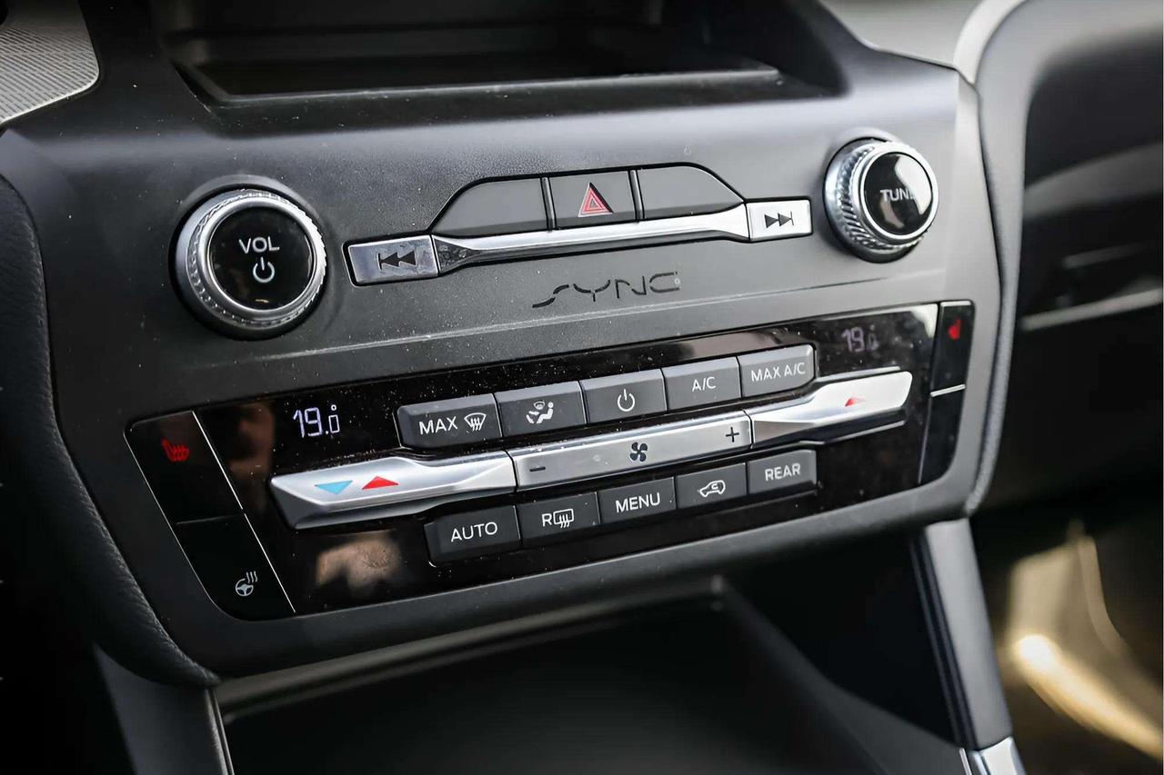 2020 Ford Explorer 7 Passenger, Htd Seats, Blind Spot Monitor Photo